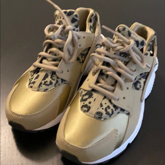 nike leopard print huaraches